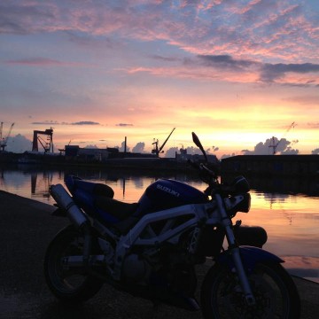 Sonnenaufgang mit Motorrad